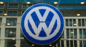 VW-Aktie knapp im Minus: Volkswagen beginnt Produktion von E-Limousine ID.7 in Emden