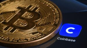 Bitcoin-Münze auf Coinbase-Logo