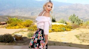 Gigi Allens Perfect blonde babe Gigi Allens reveals her pink pussy outdoors