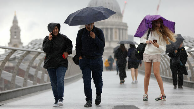 Konjunktur: Britische Wirtschaft schrumpft überraschend deutlich – Regen und Streiks belasten die Unternehmen