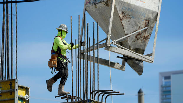 Wirtschaft: US-Firmen steigern Produktion überraschend kräftig – Verbraucherlaune sinkt