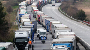 Umweltschutz : EU-Staaten wollen CO2-Ausstoß von Lkw und Bussen deutlich senken