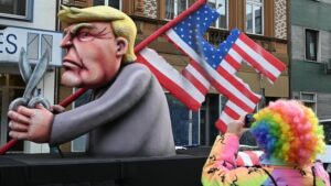 Karneval: Trump mit Hakenkreuzflagge, Kanzler Scholz ohne Hirn – So politisch sind die Rosenmontagszüge