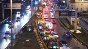 Protest: Bauern protestieren mit rund 500 Traktoren und Lkw in Prag