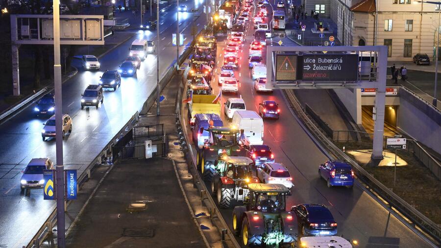 Protest: Bauern protestieren mit rund 500 Traktoren und Lkw in Prag