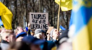 Ukrainehilfen: Widerspruch aus allen Richtungen: Scholz entgleitet die Taurus-Debatte