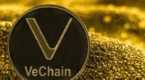 Vechain Münze liegt auf Goldhaufen