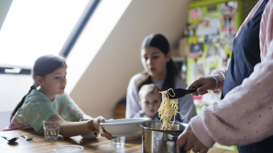 Familien: Care-Arbeit – Kaum Fortschritt bei der Gleichstellung von Männern und Frauen