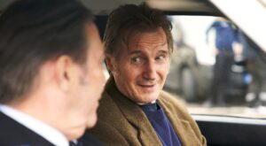 Gemeinsam mit den Söhnen lachen: Darum beerbt Liam Neeson im „Nackte Kanone“-Reboot Leslie Nielsen