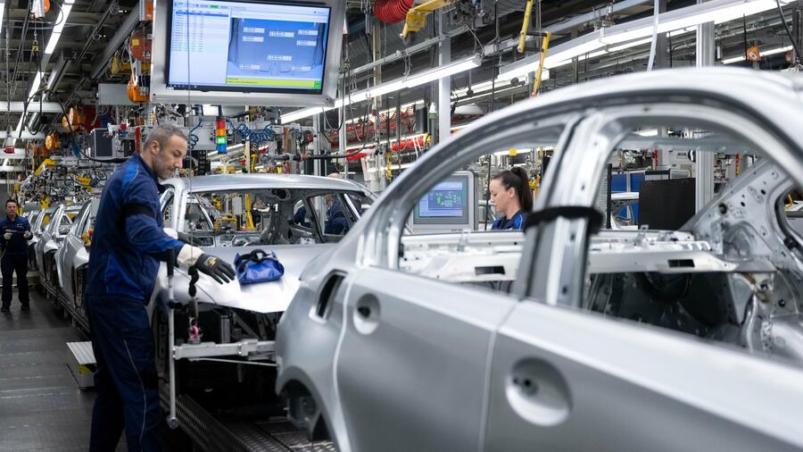 Konjunkturbarometer: Industrie bleibt Sorgenkind der deutschen Wirtschaft