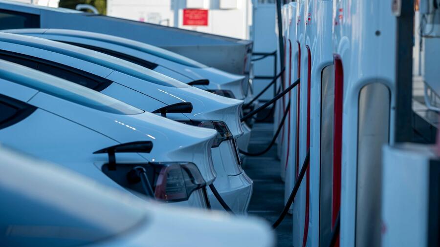 Automobilindustrie: Amerikanische Tesla-Wracks bekommen in der Ukraine ein zweites Leben