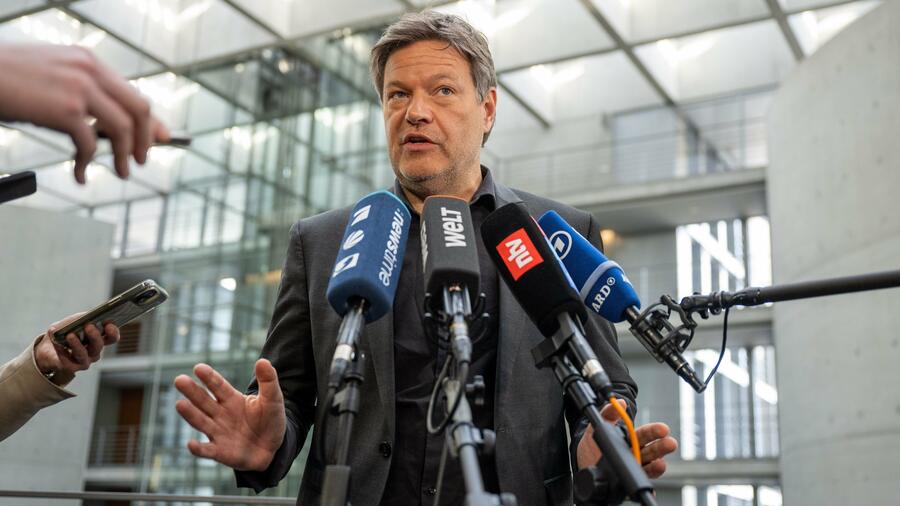 Energiepolitik : Habecks neuer Heizungsmoment? Wirtschaftsminister gibt sich trotz Vorwürfen zum Atomausstieg gelassen