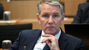 Prozess : Höcke wegen verbotener Parole vor Gericht  – Demo vor Justizgebäude