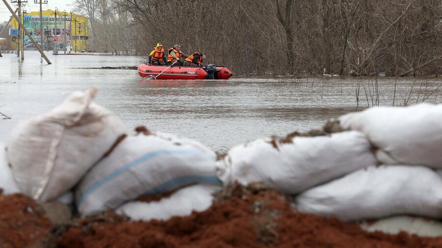 Überschwemmung: Flut im russischen Gebiet Orenburg überschreitet Scheitel