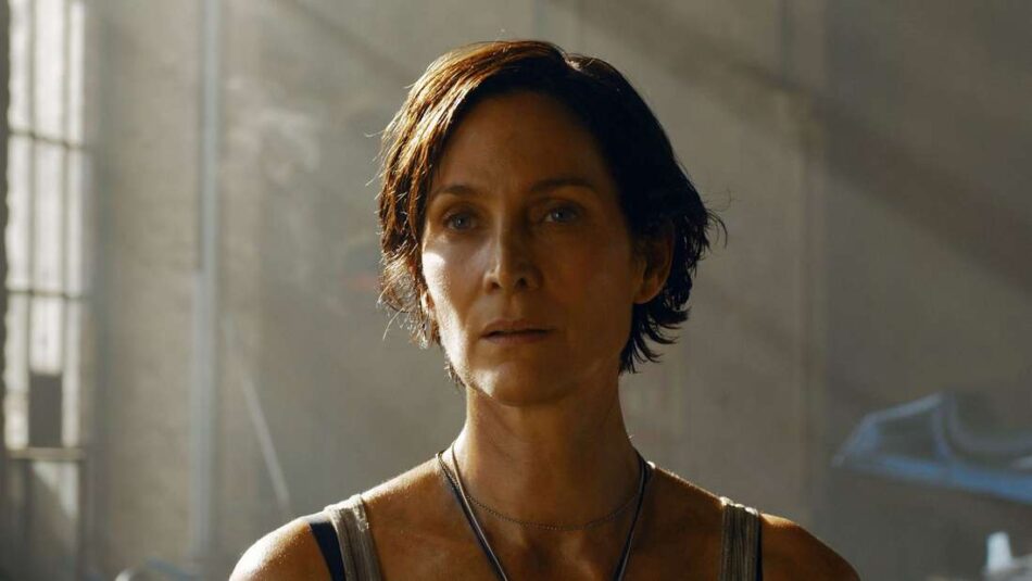 Carrie-Anne Moss in Staffel 2 der Schwarzenegger-Serie