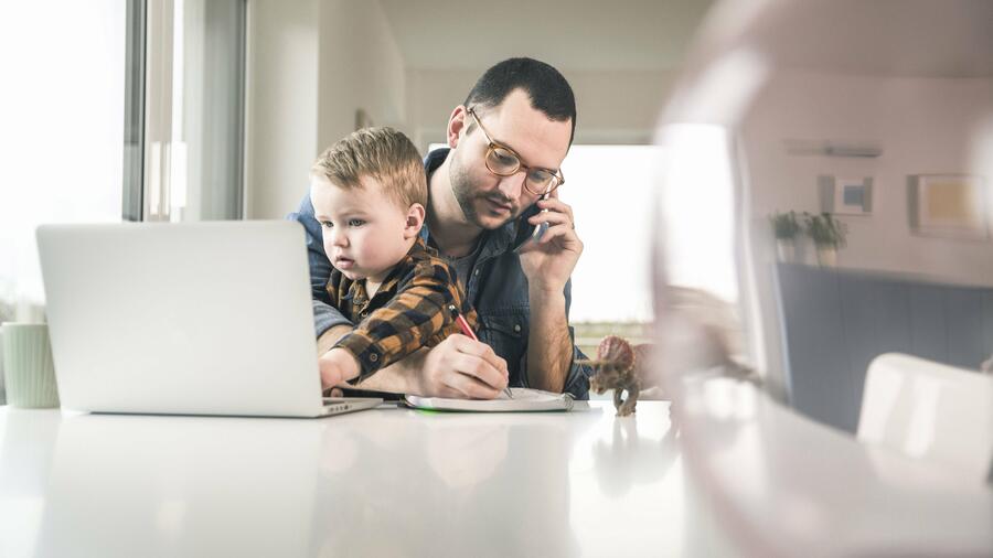 Fachkräftemangel: Was Arbeitgeber Müttern, Vätern und Pflegenden wirklich bieten müssen