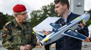 Kamikaze-Drohnen: Kamikaze-Drohnen aus dem 3D-Drucker: Bundeswehr lässt Start-ups neue Waffen vorführen