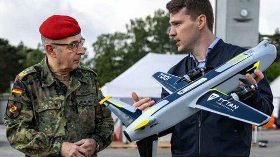 Kamikaze-Drohnen: Kamikaze-Drohnen aus dem 3D-Drucker: Bundeswehr lässt Start-ups neue Waffen vorführen