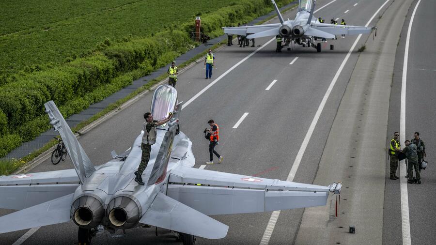 Sicherheit: Schweizer Kampfjets landen auf Autobahn– „müssen vorbereitet sein“