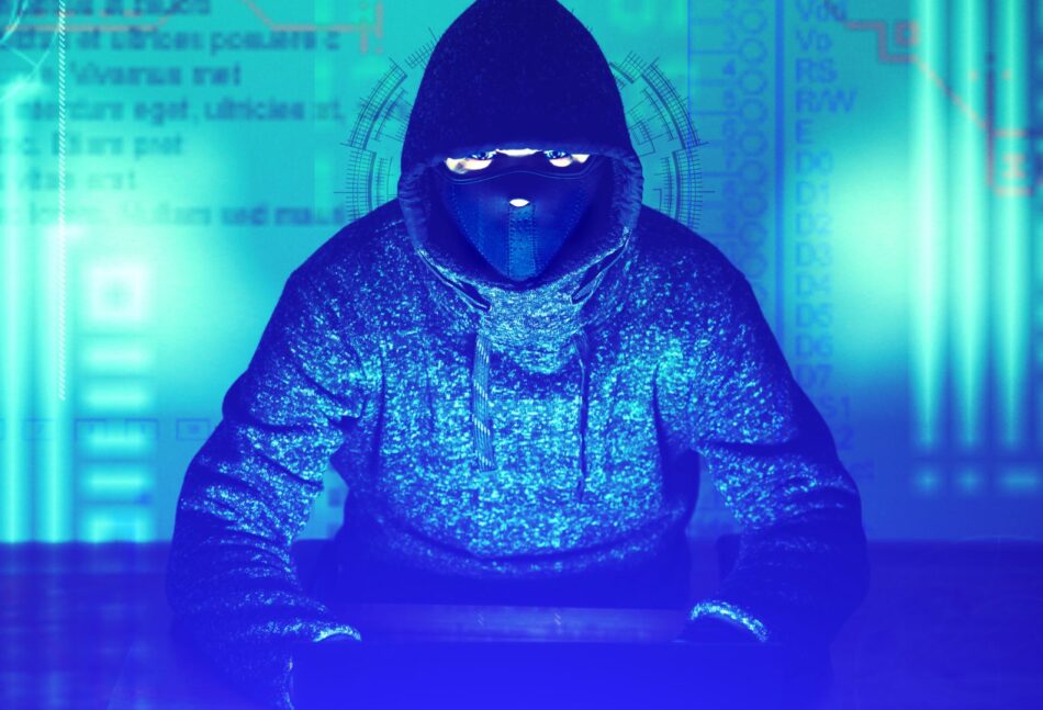 Ein Hacker im Kapuzenpulli und Maske (Symbolbild)