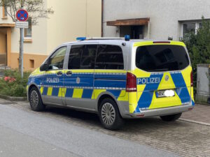 Polizeifahrzeug vor einer Wache in Haan.